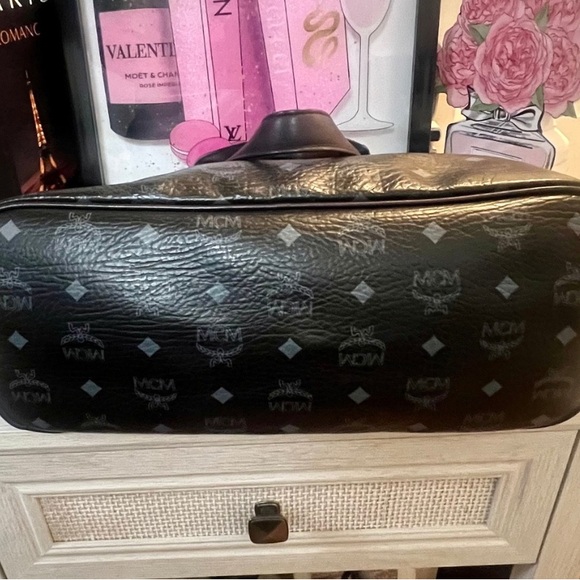 MCM Visetos Princess Lion Tote - Picture 3 of 15